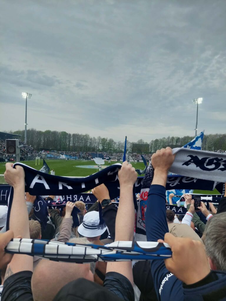 AGF-fans med halstørklæder mod Sønderjyske.