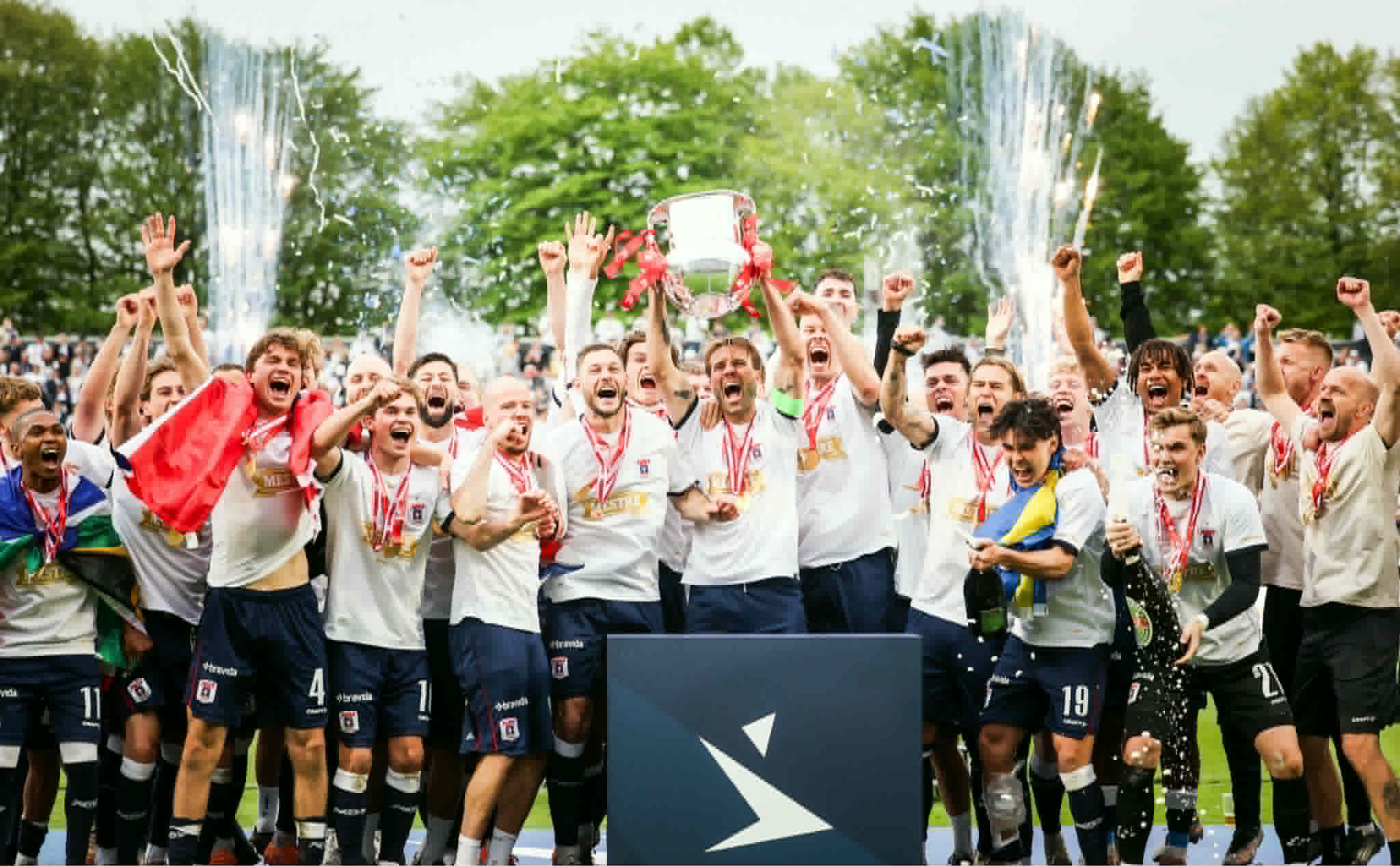 AGF's mesterholde 2026 løfter pokalen.