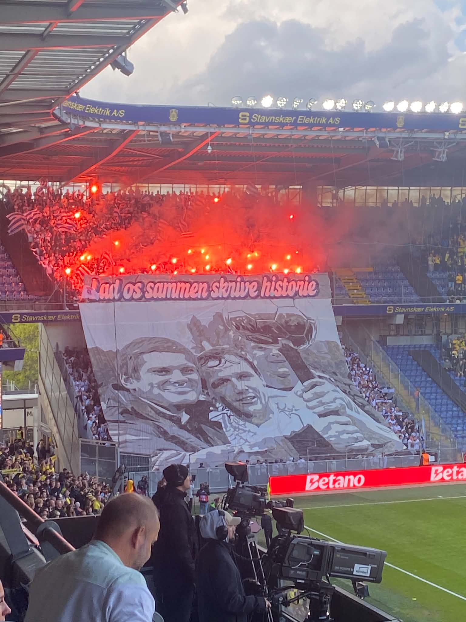 AGF-fans med tifo mod BIF 2026.