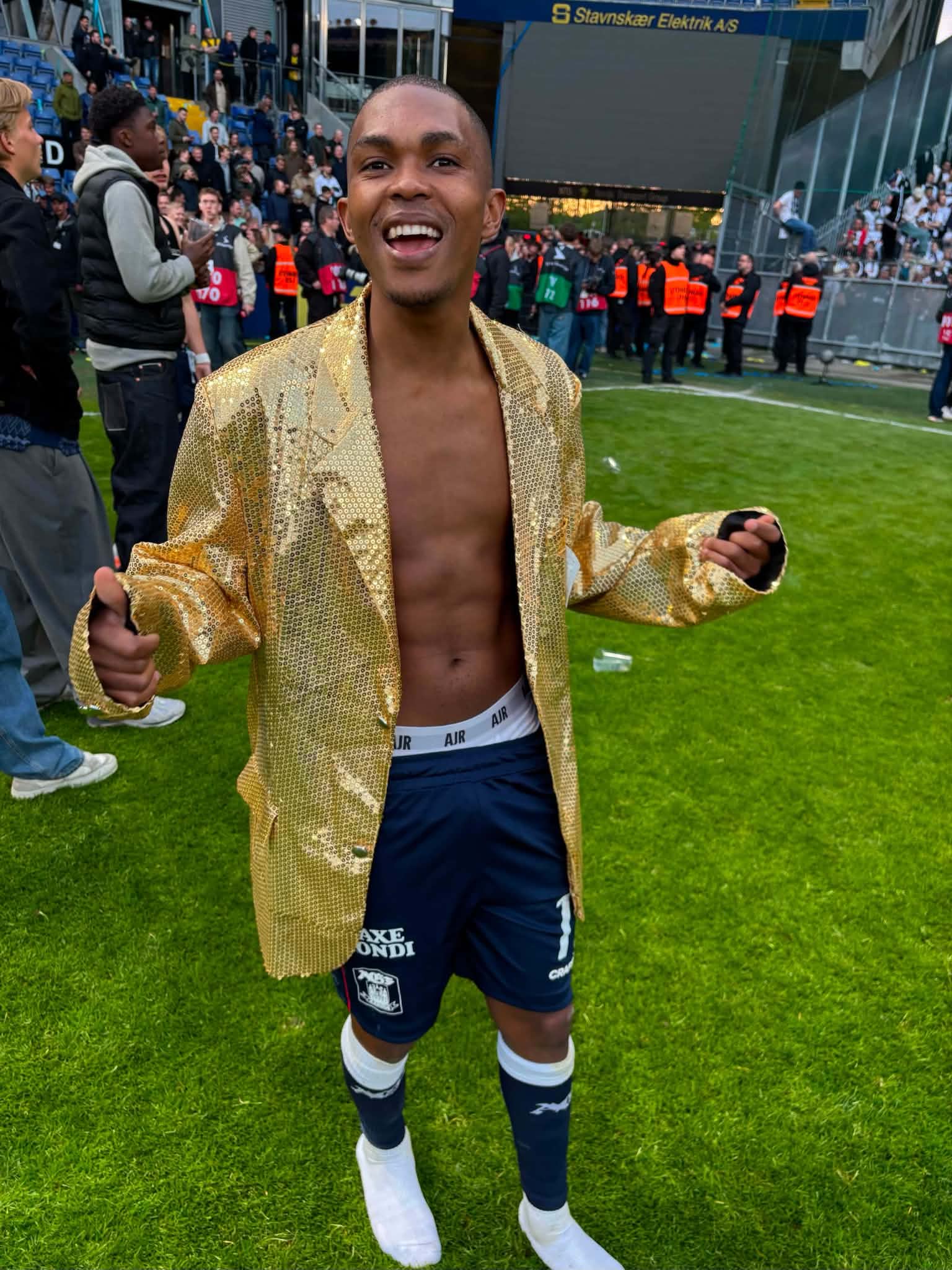 Gift Links i guldjakke efter sejr over Brøndby IF.