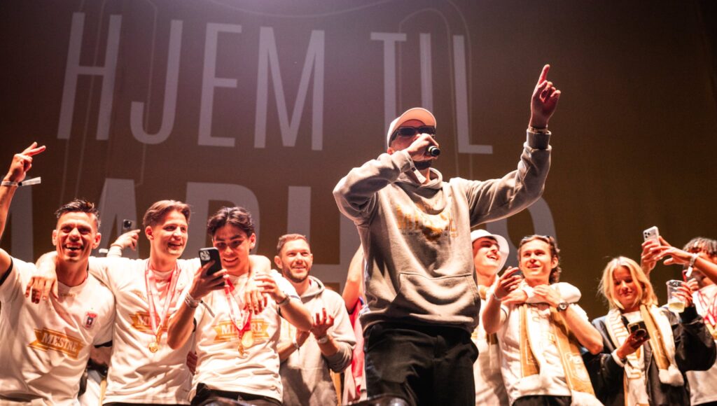 Kevin Yakob rapper på Tangkrogen i 2026.