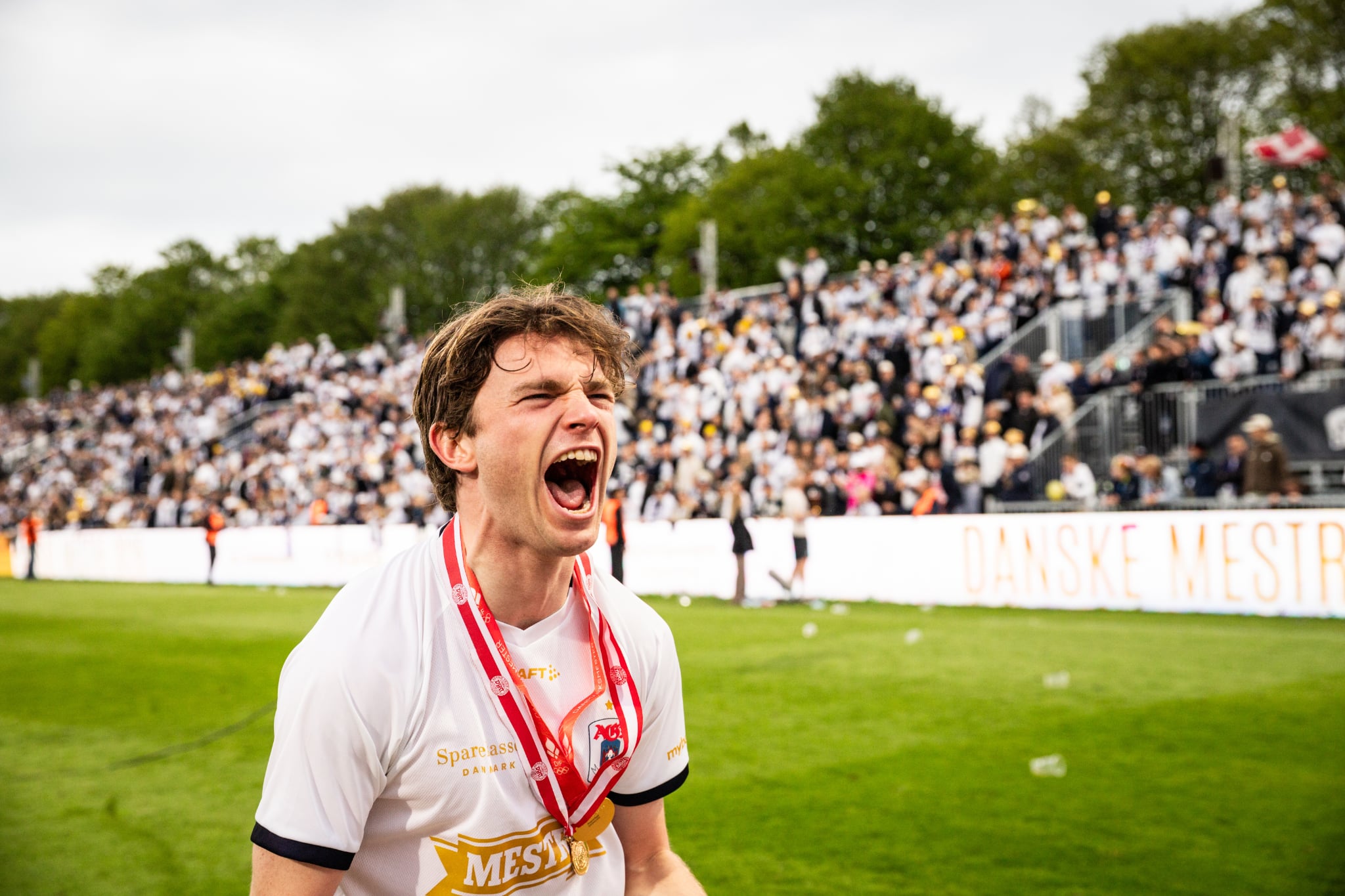 Magnus Knudsen jubler på Ceres Park Vejlby efter mesterskabstitlen kom i hus i 2026.