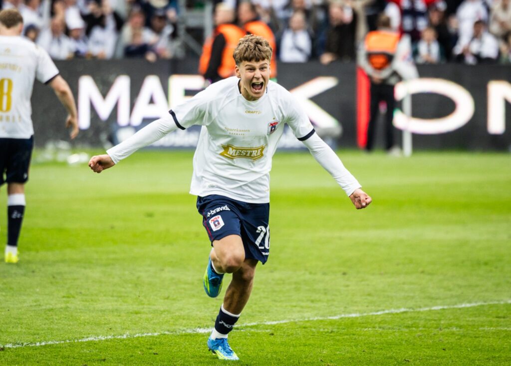 Tomas Oli Kristjansson fejrer scoring på Ceres Park Vejlby.