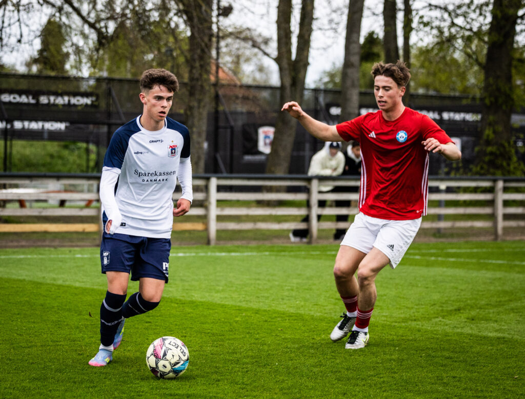 Adam Fuglsang i kamp for AGF.