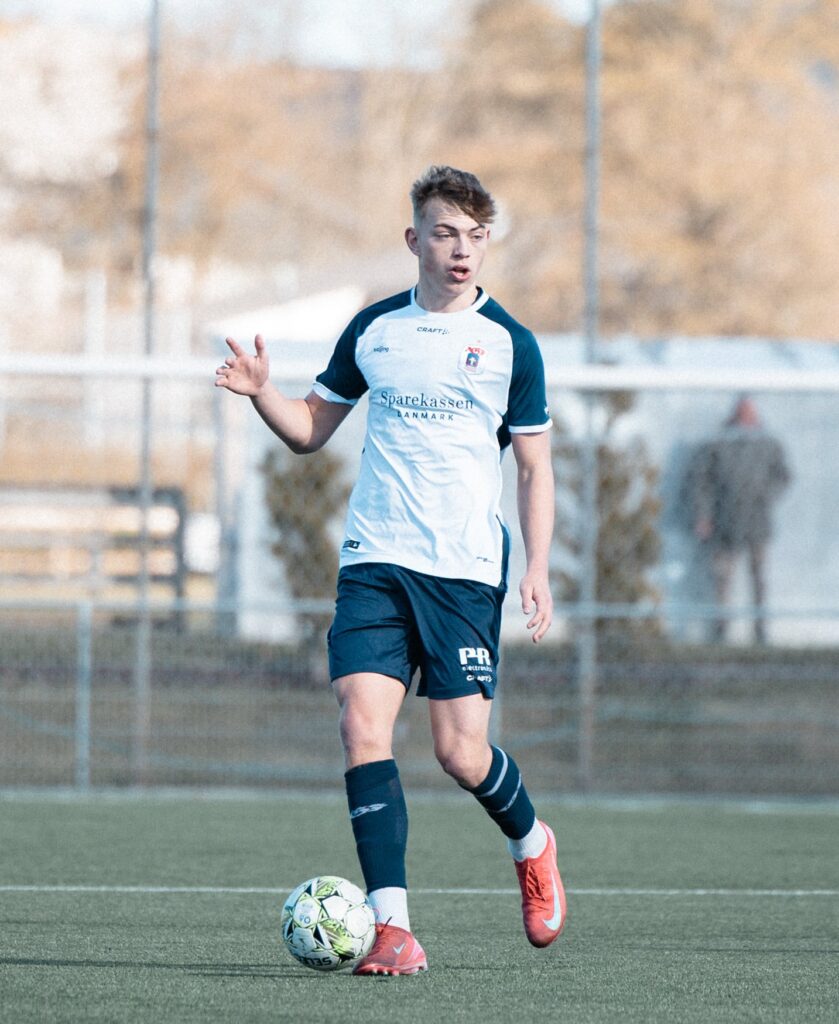 William Laugesen i kamp for AGF's ungdomshold.