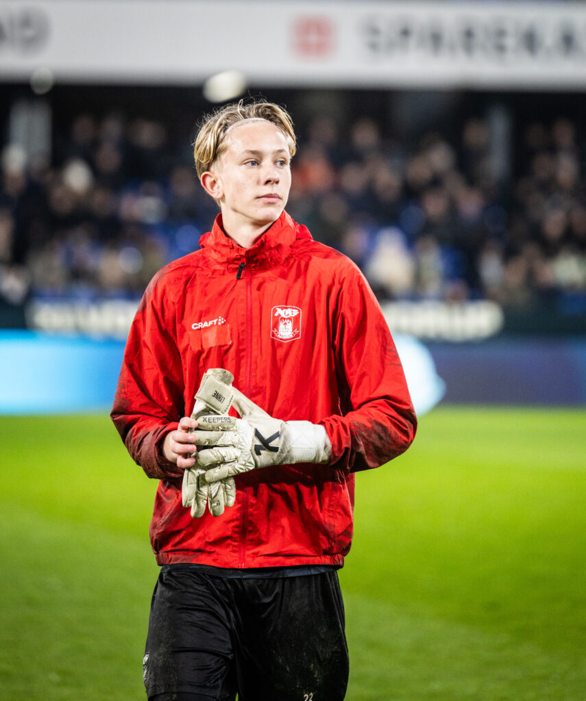 Otto Lyhne i rød dragt med handsker.