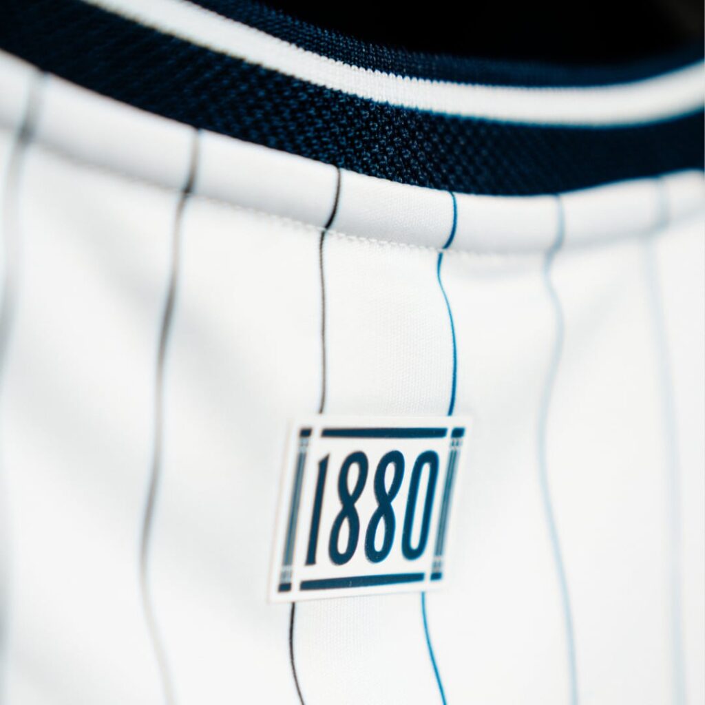 1880-logo i ny hjemmebanetrøje 26/27.