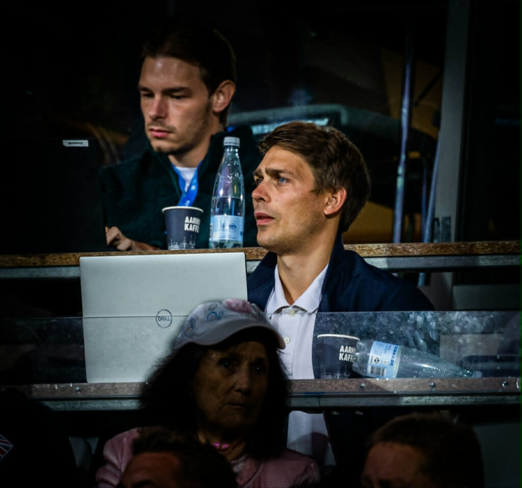 Jonas Roulund på presseplads. 