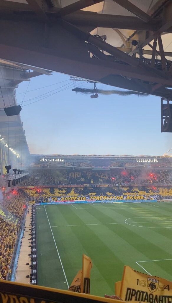 AEK-fans på stadion.