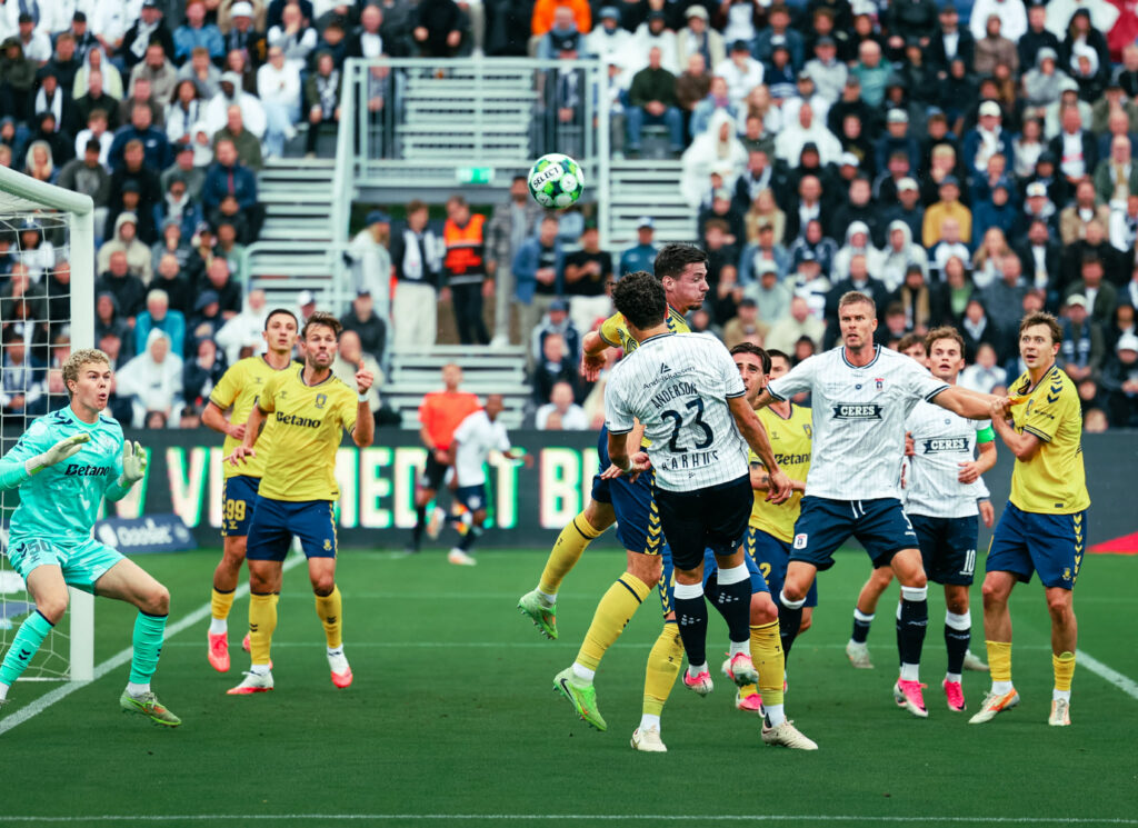 Mikael Anderson i luftduel mod Brøndby IF.