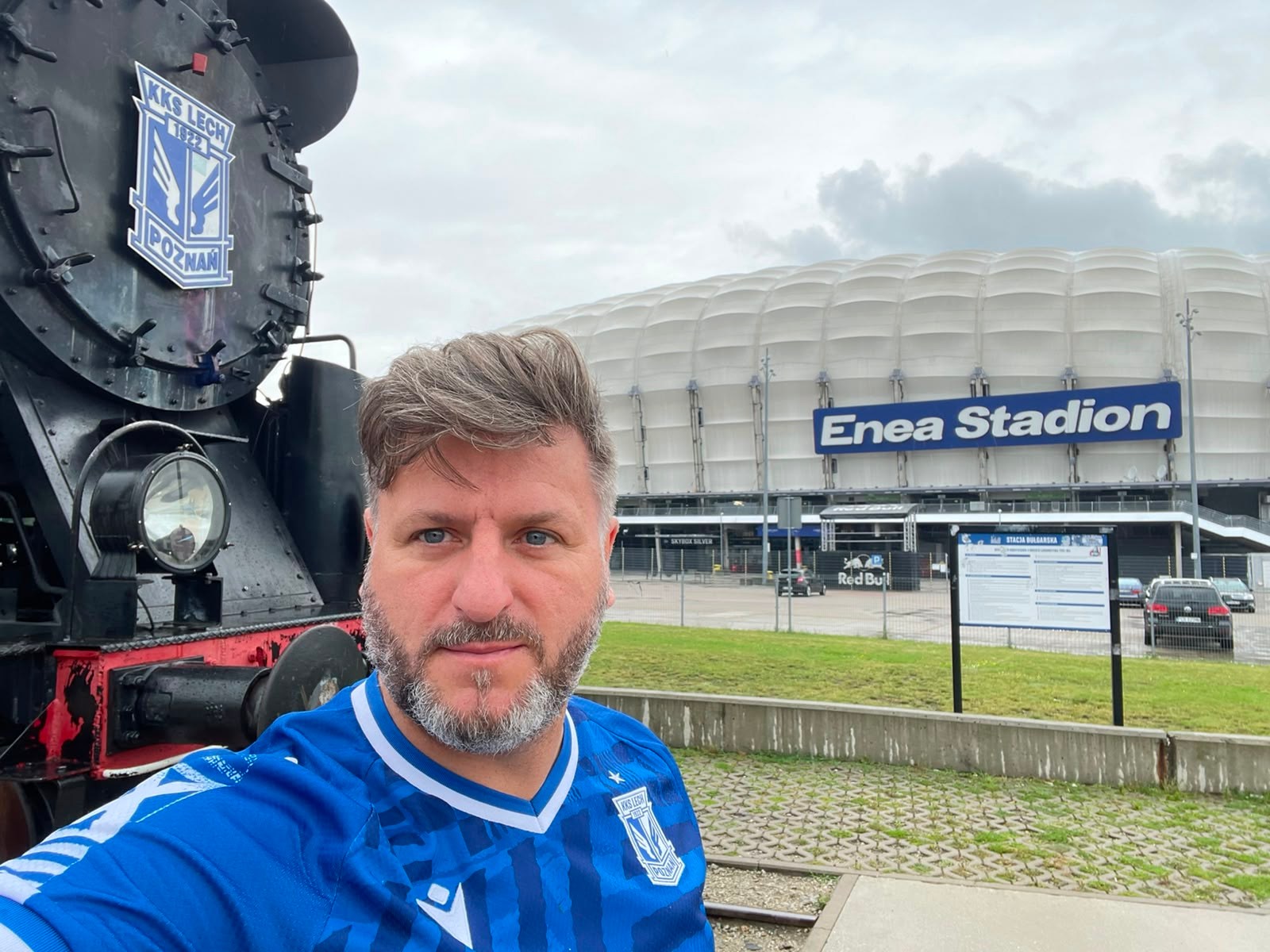 Jarek Furmaga ved Enea Stadion i Poznan.