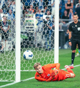 Mads Hedenstad klarer polsk straffespark i Poznan.