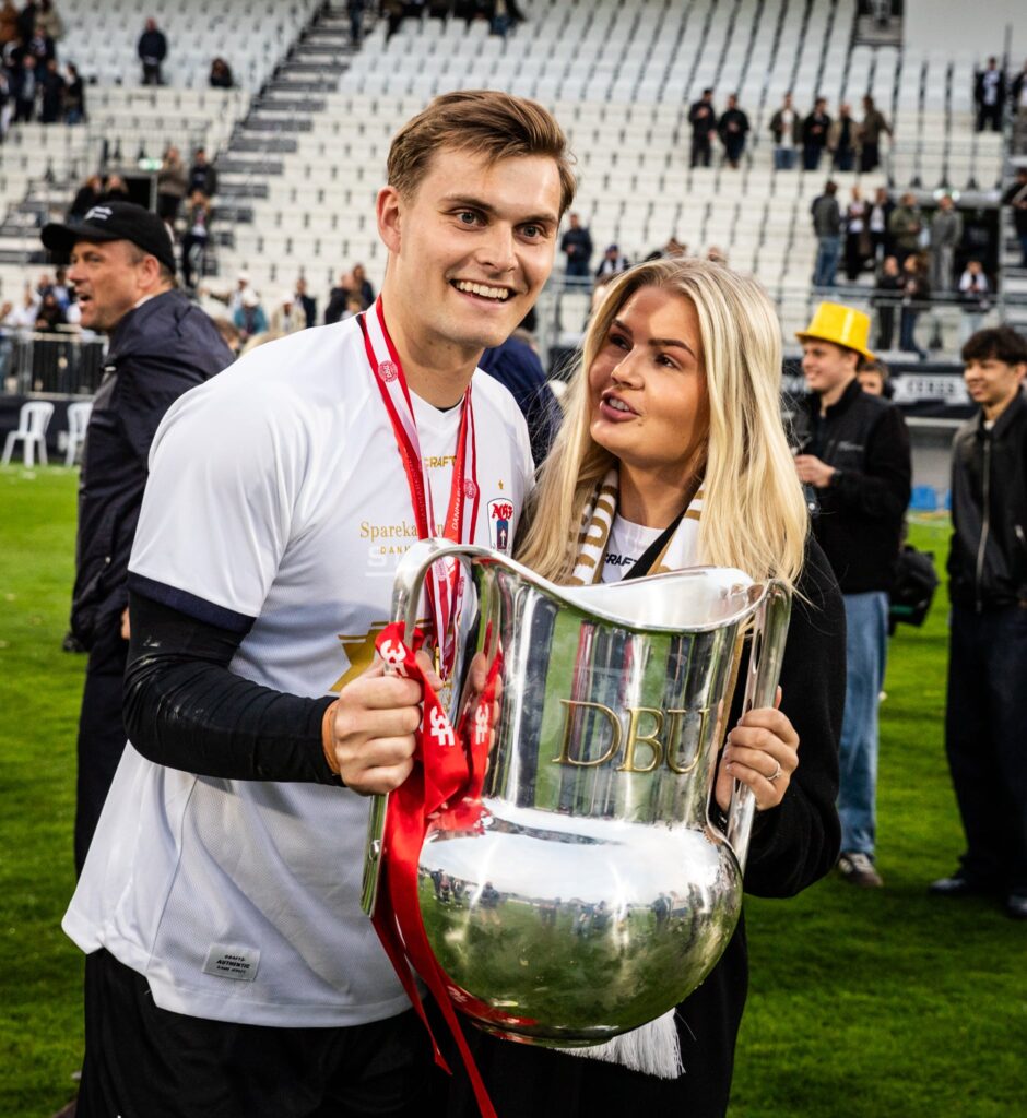 Mads Hedenstad Christiansen med pokal og kæreste.