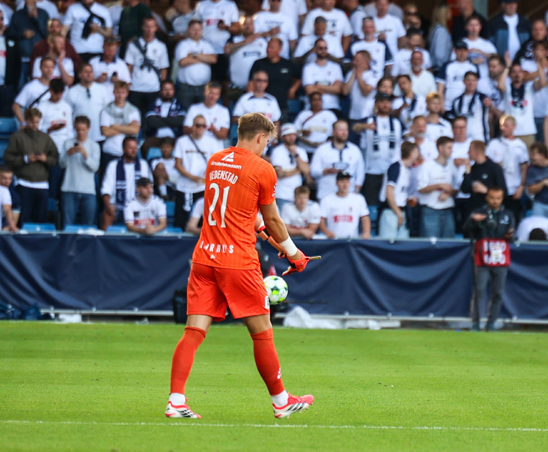 Mads Hedenstad kommer på banen mod Lech Poznan.
