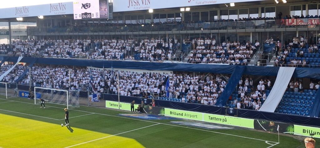 Nordtribunen på Cepheus Park med AGF-fans.