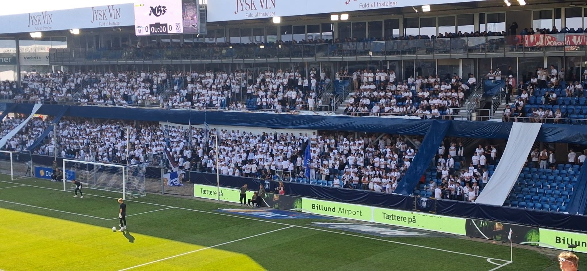 Nordtribunen på Cepheus Park med AGF-fans.