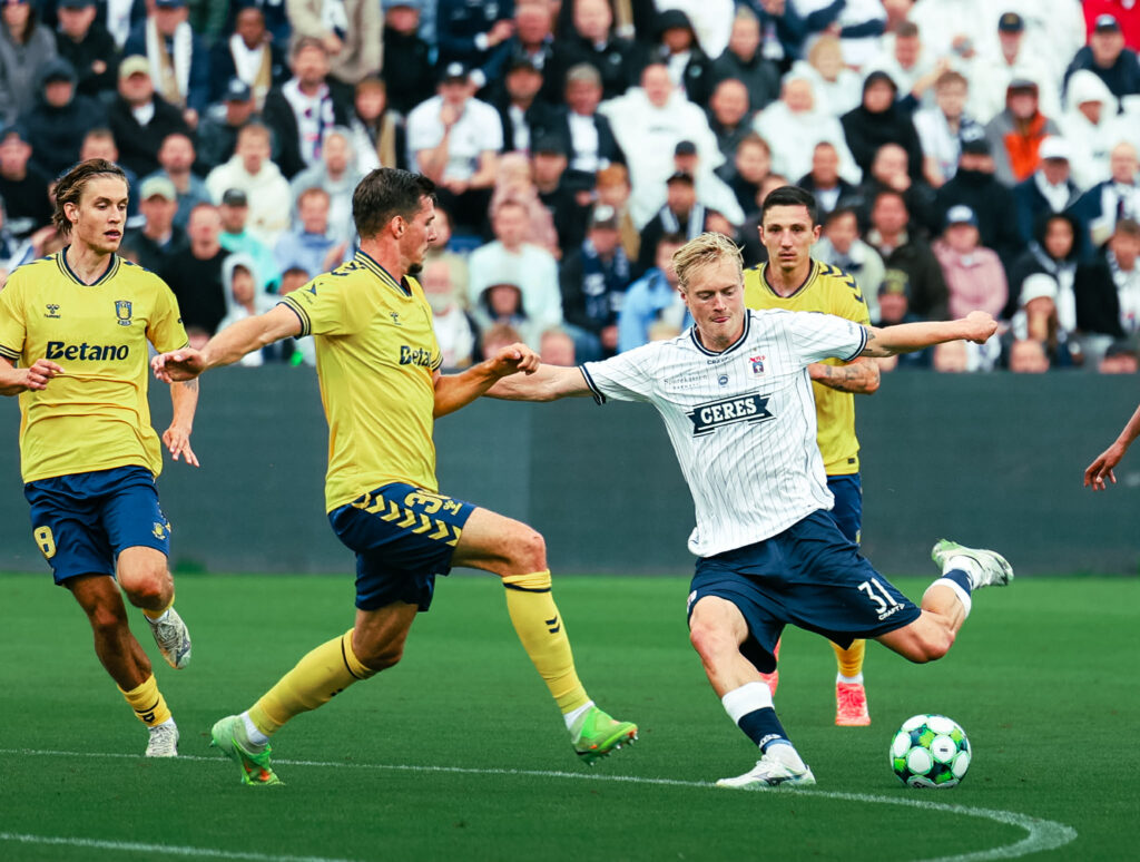 Tobias Bech i feltet mod Brøndby IF.