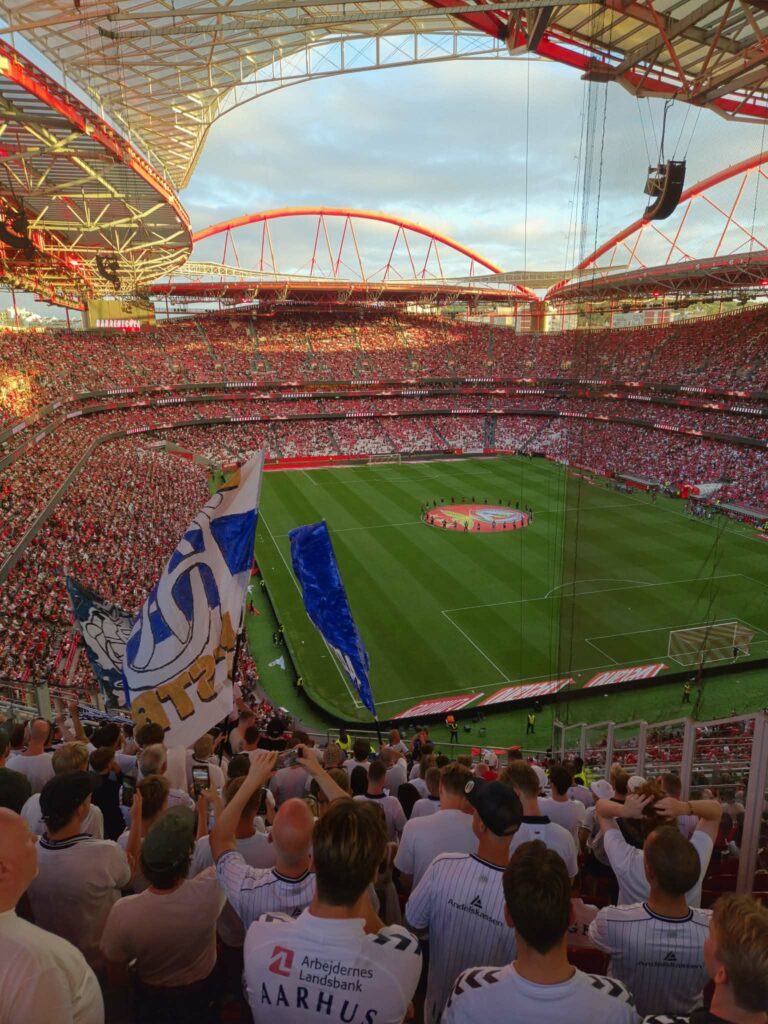 AGF-fans klar til kamp på Estadio da Luz.