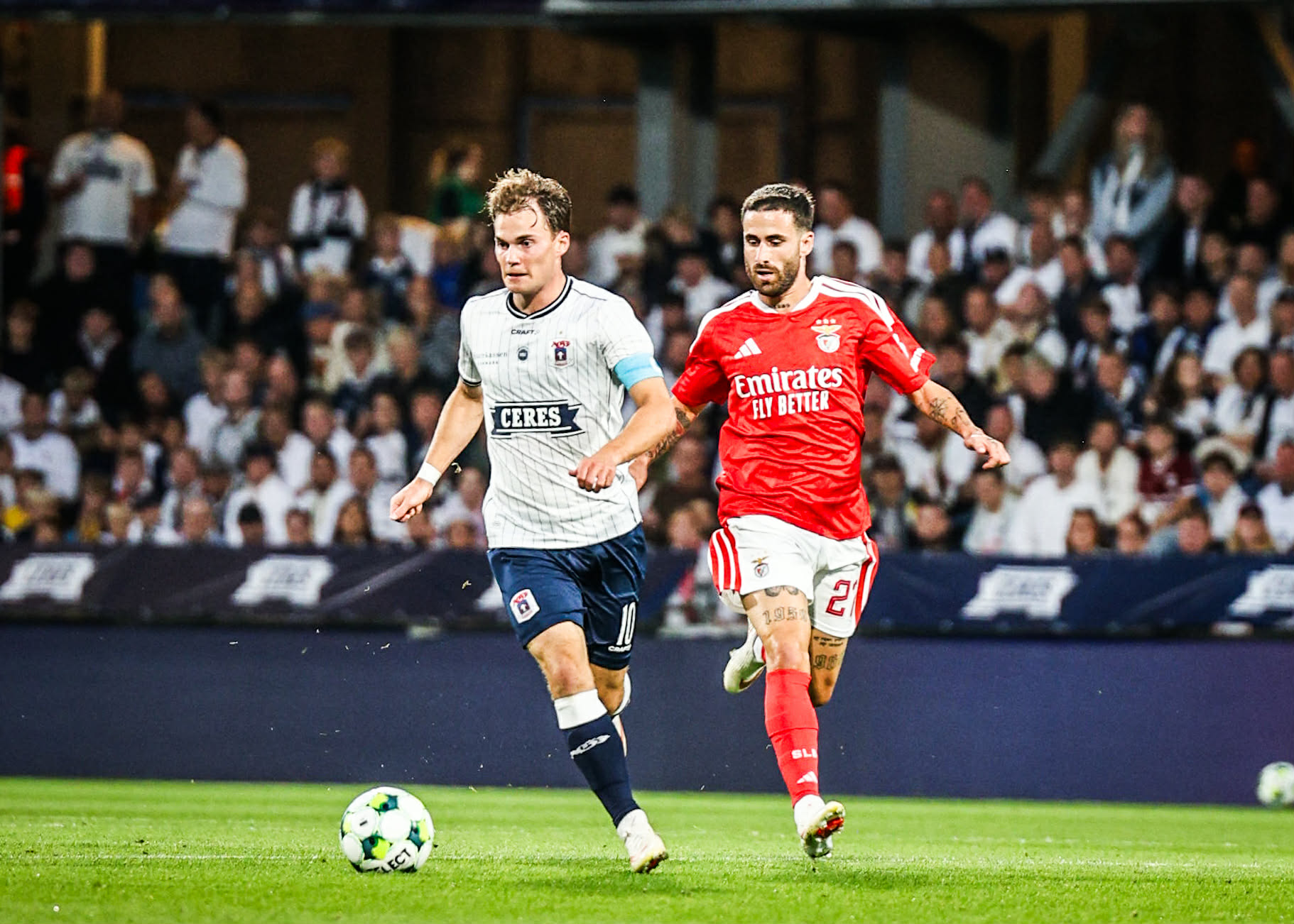 Krisitan Arnstad dribler mod Benfica.