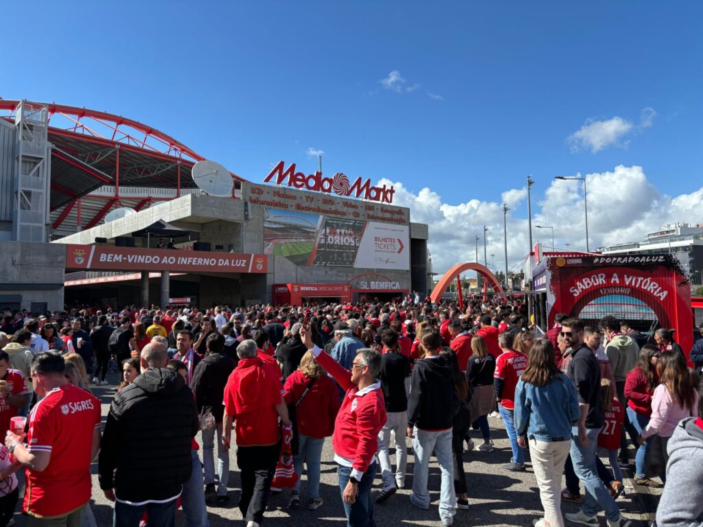 Fans på vej ind på Estadio da Luz.