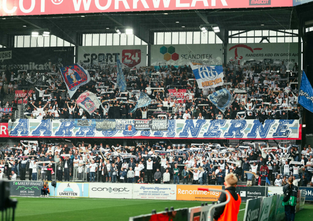 AGF-fans på udebaneafsnittet på Cepheus Park i Randers.
