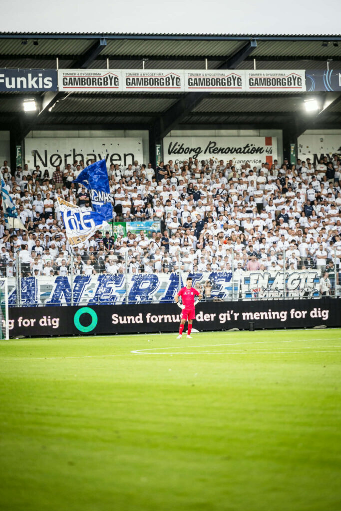 Jesper Hansen foran de medrejsende AGF-fans i Viborg.