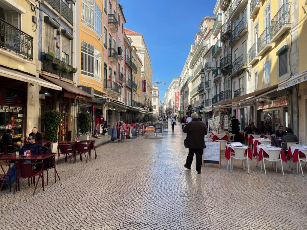 Hyggelig gade i Lissabon.