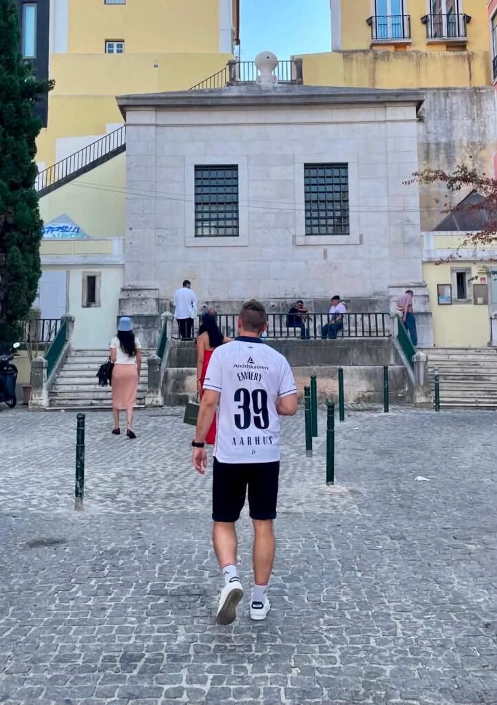 Jonas fik kraniebrud, da han var på udebanetur til Lissabon.