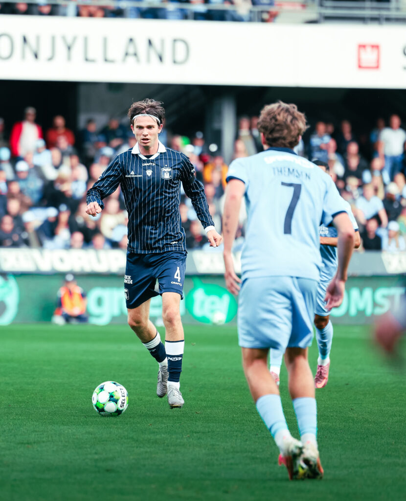 Magnus Knudsen med bolden mod Randers FC.