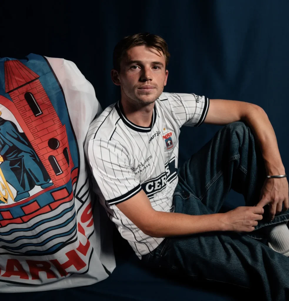 Callum McCowat i AGF-trøje.