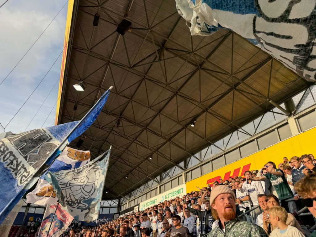 AGF-fans på lægterne mod FCN i september 2026.