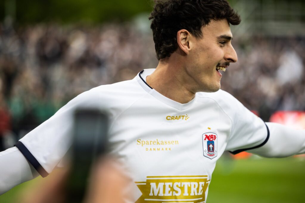 Janni Serra i mesterskabstrøje.