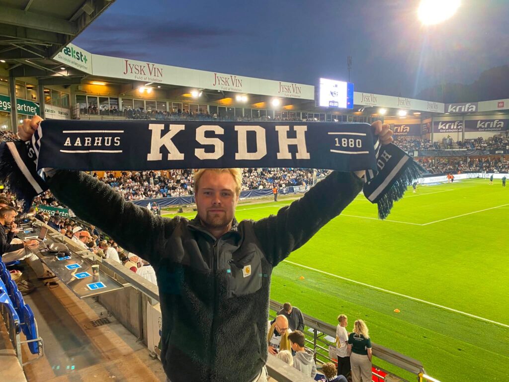 Marcus Refsgaard med blåt KSDH-halstørklæde.