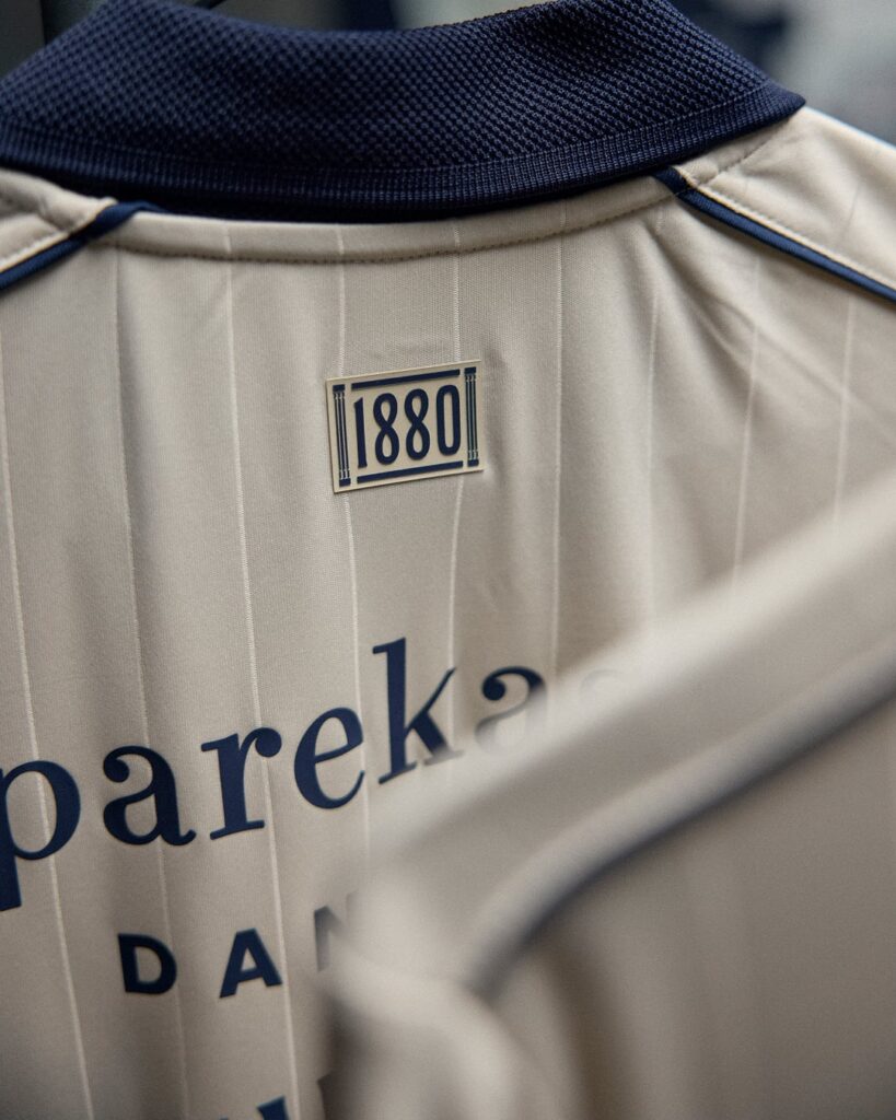 1880-logo på trejdetrøje 26/27.