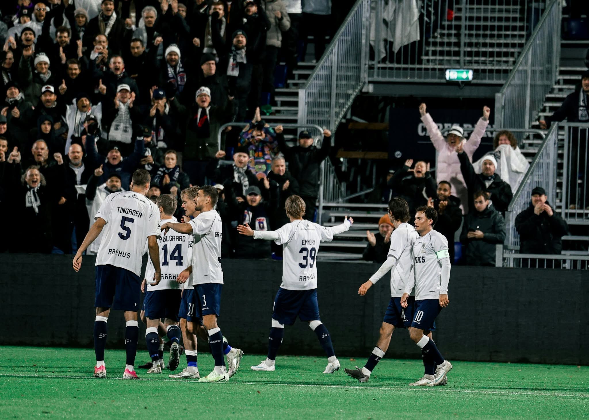 Emmery og holdet jubler efter scoring.