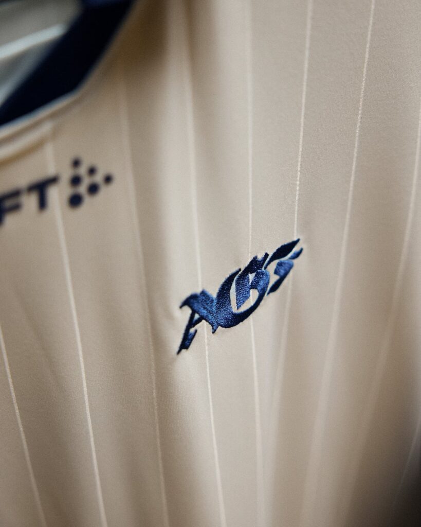 Gotisk AGF-logo på tredjetrøje.