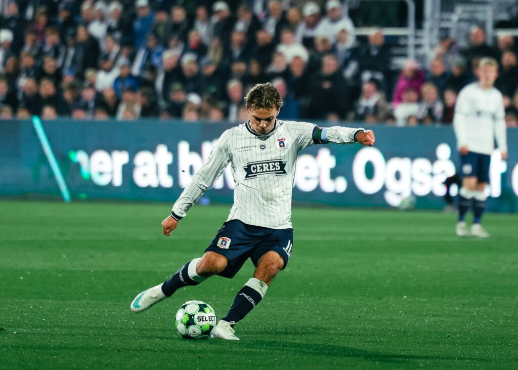 Kristian Arnstad sparker frispark mod Sønderjyske.
