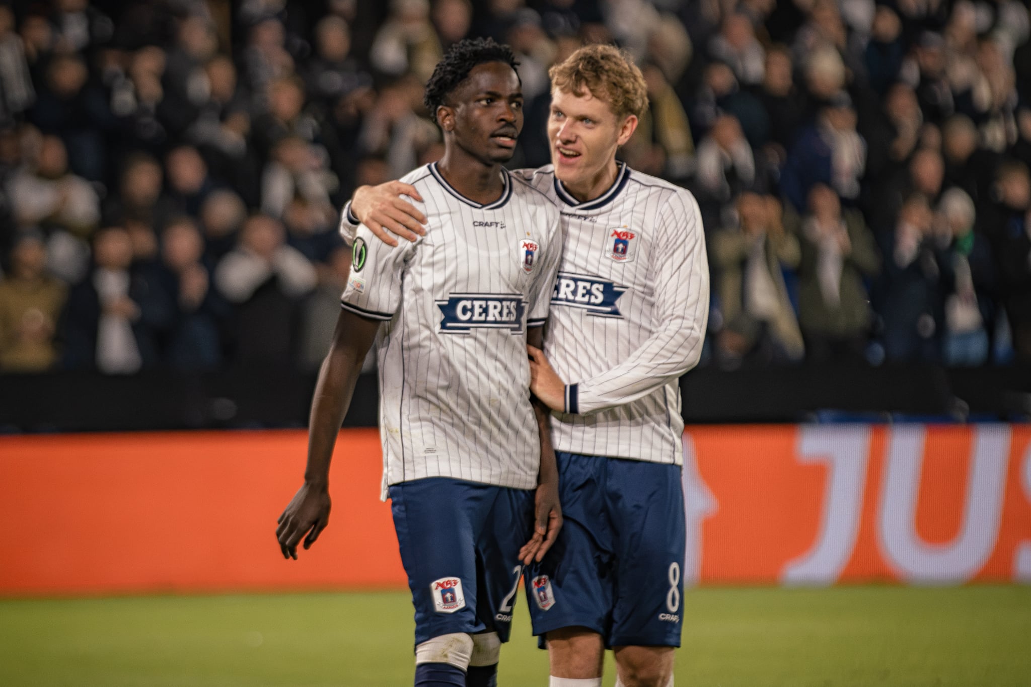 James Bogere og Sebastian Jørgensen fejrer et mål.