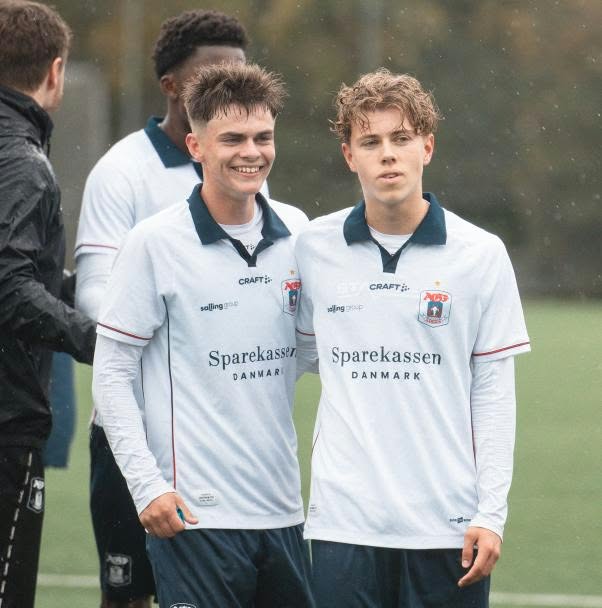 Emil Helt og holdkammerat for U19.