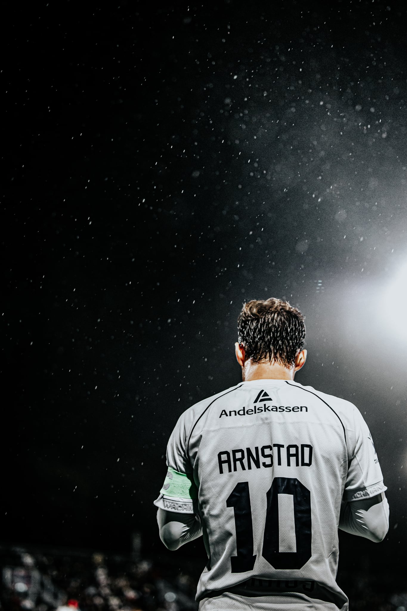 Kristian Arnstad i oktobermørket i Vejlby mod Viborg.