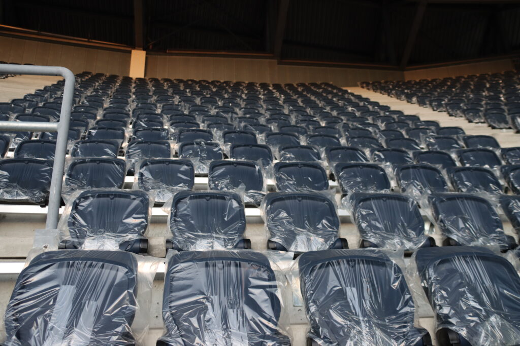 Sæder på det nye stadion i Kongelunden.