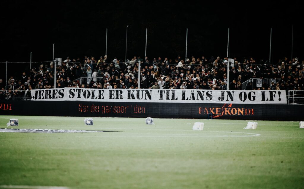 SFA-banner med kritik af ledelsen i AGF.