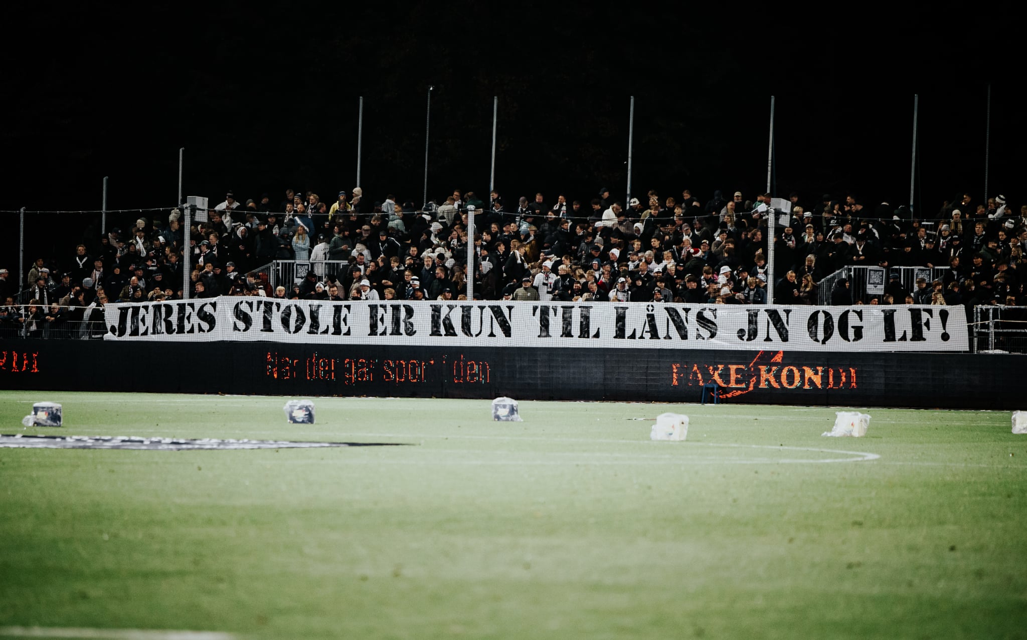 SFA-banner med kritik af ledelsen i AGF.